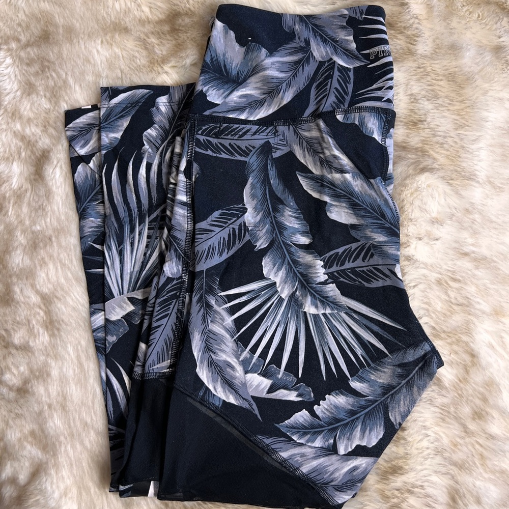 PINK Ultimate Black & White Tropical Leaf Print Leggings with Pockets, sz. L